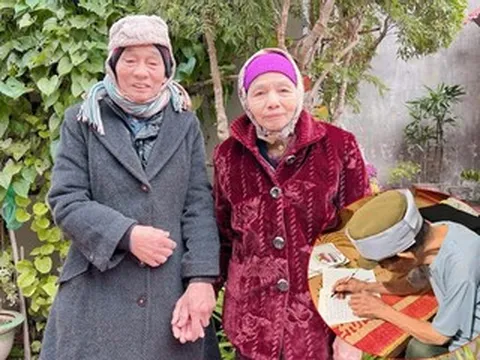 Cụ ông 92 tuổi ở Hưng Yên tự tay viết tiểu sử của vợ để đọc trong đám tang
