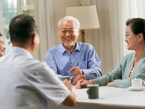 Tuổi xế chiều đừng tùy tiện "than nghèo, kể khổ" trước mặt mọi người kẻo rước họa, người thông minh chỉ nói 3 câu ngắn...