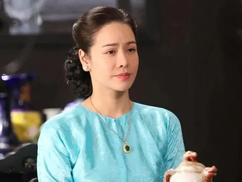Ca sĩ Nhật Kim Anh mặc giản dị, bán kẹo kéo và hát bên đường gây xôn xao