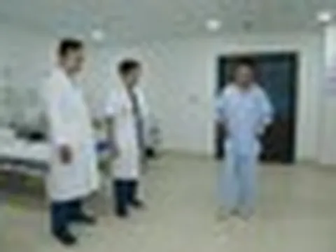 Phép màu y học: Sau gần 1,5 thập kỷ, người đàn ông có thể đi lại sau ca mổ của bác sĩ Việt