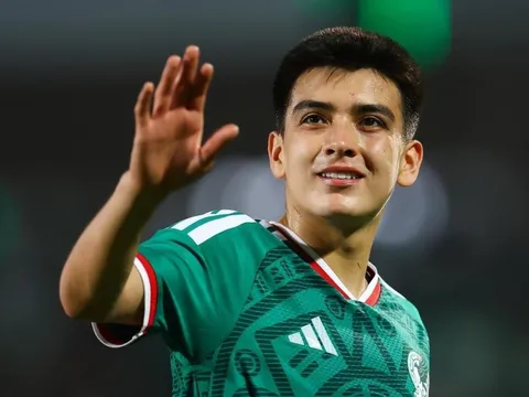 Bị loại ở World Cup, sao trẻ Mexico về nước tốt nghiệp cấp ba