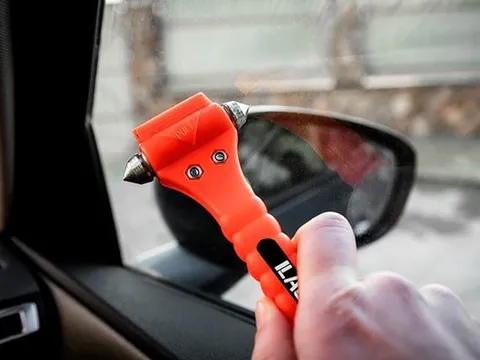 Đề xuất ô tô thiếu gạt nước và búa phá kính thoát hiểm sẽ bị đánh trượt khi đăng kiểm