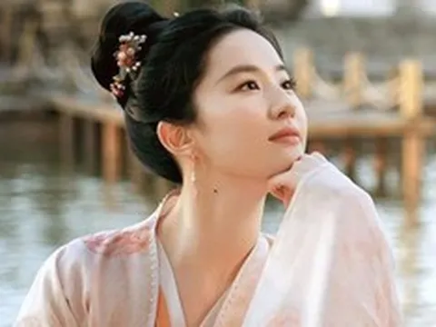"Thần tiên tỷ tỷ" gây chú ý khi để mặt mộc giữa chốn đông người