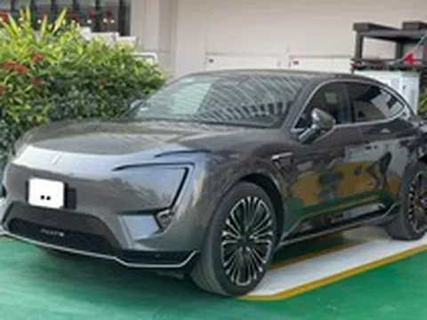 SUV điện Avatr 11 đầu tiên xuất hiện ở Hà Nội: Dài hơn Palisade, sạc 10 phút đi được 200 km, nội thất 'ngập' màn hình
