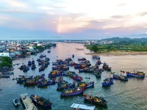 Khi bình minh chưa lên, chợ nổi Nghĩa An đã rộn ràng tiếng tàu ghe
