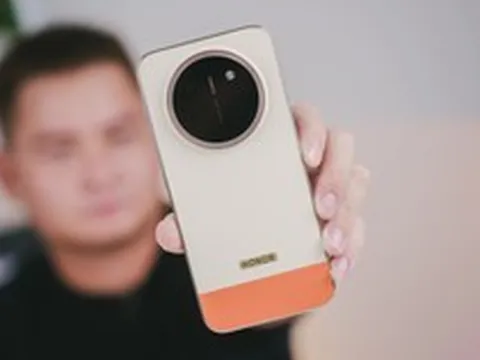Pin iPhone 17 Pro Max và Galaxy S26 Ultra cộng lại cũng không bằng máy này