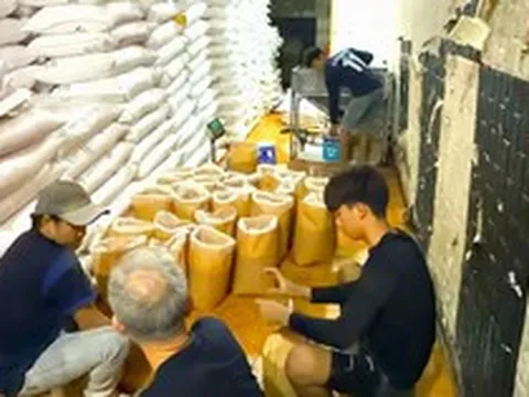 Bắt quả tang 10 người trong kho hàng, thu giữ gần 70 tấn hàng cùng máy móc và con dấu vuông