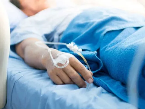 Người đàn ông 69 tuổi tử vong sau khi uống nước dừa, bác sĩ cảnh báo "sai lầm chí mạng"