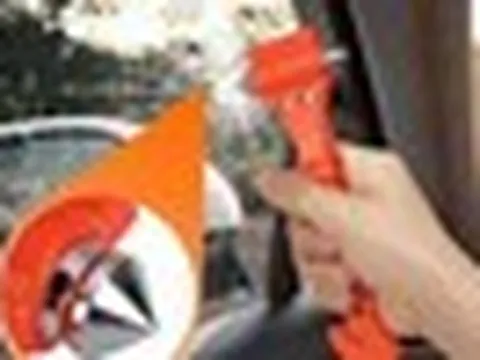 Nhiều tài xế Việt quá liều mạng khi không sắm búa phá kính, tam giác phản quang