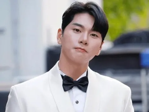 Tài tử ‘Hậu duệ mặt trời’ phong độ, tiết lộ nỗi lo lắng ở tuổi 37