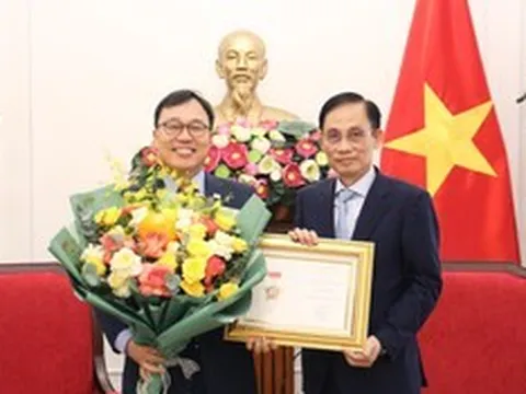 Bộ trưởng Bộ Ngoại giao tiếp Đại sứ Hàn Quốc tại Việt Nam Choi Young Sam chào từ biệt