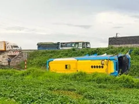 Ô tô khách mất lái khi di chuyển trên cao tốc Pháp Vân - Cầu Giẽ, 4 người tử vong