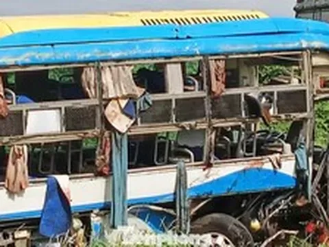 Vụ xe khách lao khỏi cao tốc: "Nhiều người đập kính ô tô cầu cứu"