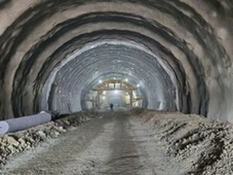 Khối đá lớn rơi, hầm cấp đặc biệt dài 3.200m lóe sáng, 1.000 người vỡ òa vì thành công lớn
