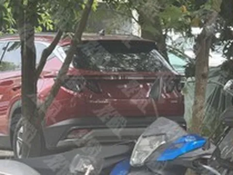 Hyundai Tucson hybrid lần đầu lộ diện tại Việt Nam: Thiết kế giống bản xăng tầm trung, thêm chi tiết nhận diện nhỏ phía sau, giá dự kiến tiệm cận Santa Fe