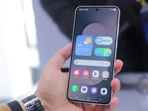 Cầm điện thoại nhiều có gây biến dạng ngón út?