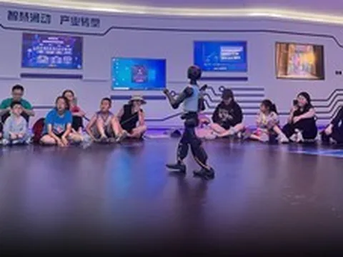 Sợ con tụt hậu, phụ huynh Trung Quốc đổ tiền vào trại hè AI