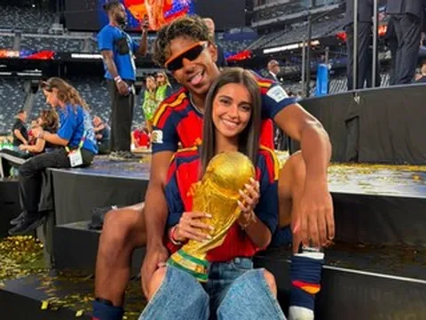 Bạn gái người mẫu gây bão khi đăng ảnh chụp với Yamal và cúp vô địch World Cup