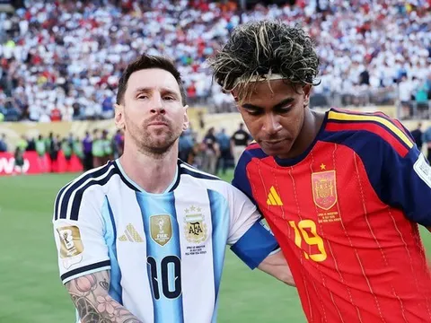 Sau 19 năm, cậu bé 5 tháng tuổi được Messi tắm cho ngày nào nay đã trở thành "tân vương"