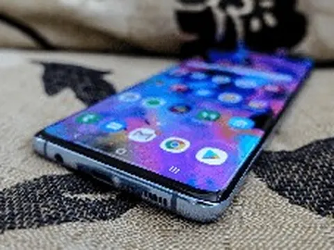 Bỏ hơn 30 triệu mua điện thoại Samsung, sao vừa mở máy người dùng đã phải còng lưng đi “dọn rác”?