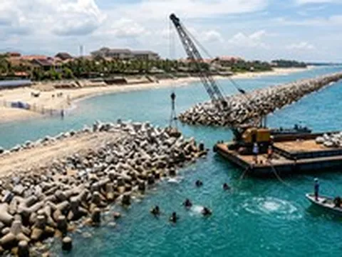 Mục kích công trình hàng hải gần 1.000 tỷ đồng ở Cửa Đại: 70 thợ lặn chuyên nghiệp, 250.000m3 đá vào việc