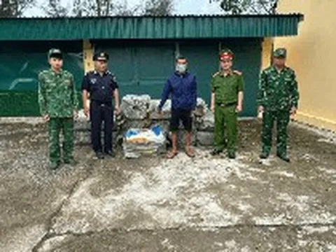 Kiểm tra một bè chở hàng chứa 16 bao tải dứa màu xanh, bắt giữ Nguyễn Văn Lực sinh năm 1976