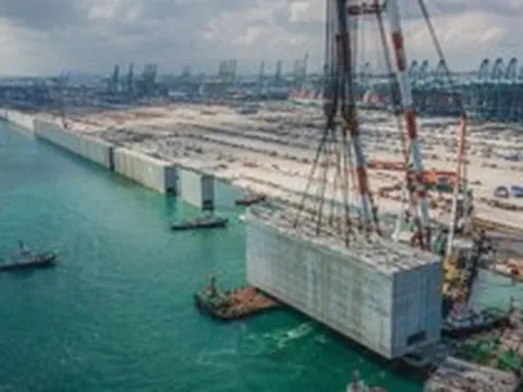 Phát hiện hàng trăm khối bê tông nặng 15.000 tấn được đánh chìm xuống đáy biển, bức tường lá chắn cho siêu công trình cảng biển lộ diện