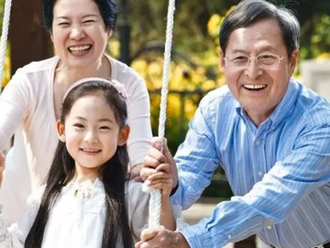 Nghỉ hưu, người ở cùng con cái và người không ở cùng, cuộc sống khác biệt rõ rệt chỉ sau vài năm