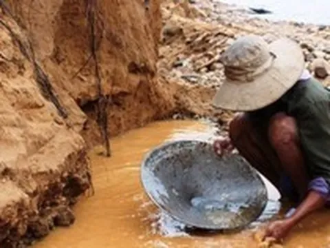 Phát hiện người đàn ông đi làm hầm mỏ bỗng xây nhà to, trả hết nợ, còn chia hết tiền cho gần 20 người thân