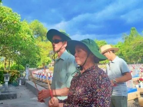 Con đưa đi viếng đồng đội ở nghĩa trang liệt sĩ, cựu binh nói ‘đã mãn nguyện’
