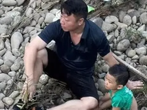 Phó Chủ nhiệm Ủy ban Kiểm tra Đảng ủy xã cứu cháu bé giữa dòng nước xiết