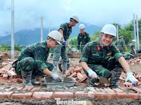 48 học viên gác đồ án tốt nghiệp lên vùng lũ dựng nhà cho đồng bào