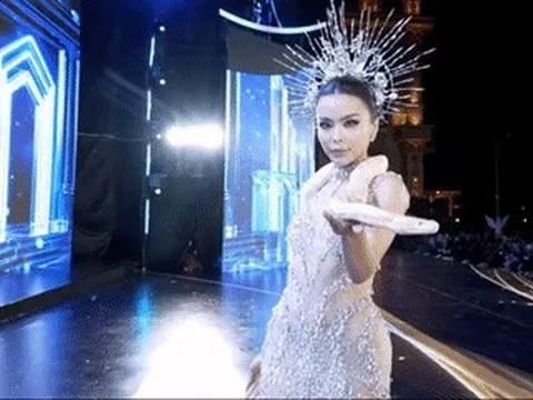 Bán kết Miss Grand Vietnam gặp sự cố, thí sinh quấn trăn hơn 5kg gây chú ý
