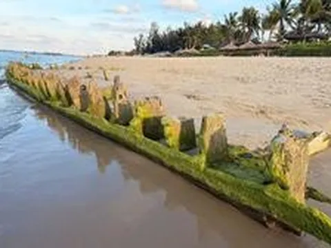 Cận cảnh tàu cổ sắp được khai quật sau gần 3 năm lộ thiên ở ven biển Hội An