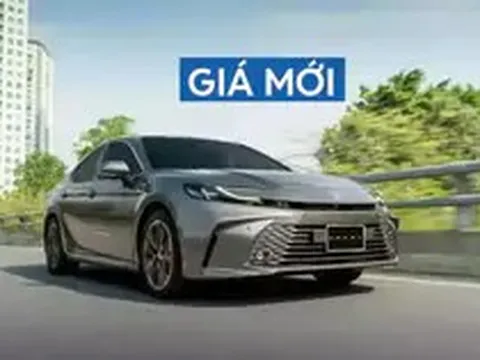 Toyota Camry hybrid giảm giá mạnh, về mốc từ 1,32 tỷ đồng