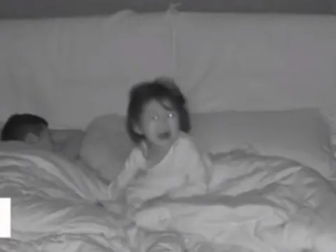 Dậy sớm 2 giờ sáng để đi làm còn 2 con ngủ ở nhà, bố mẹ kiểm tra camera phát hiện cảnh tượng xót xa