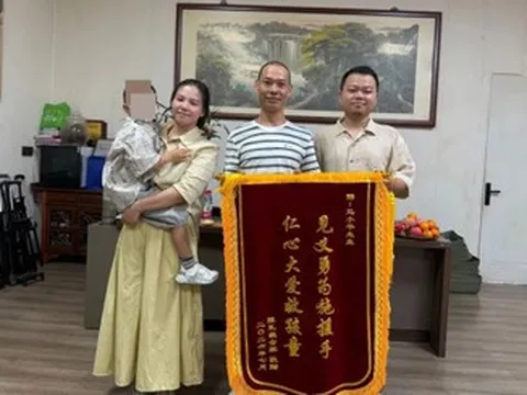 Thoát chết sau đuối nước, gia đình treo băng rôn tìm ân nhân cứu mạng