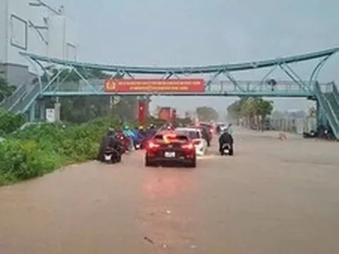 Mưa lớn giờ tan tầm, khu vực trước Aeon Mall Long Biên ngập sâu, cầu Vĩnh Tuy ùn tắc
