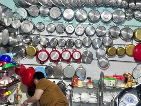 Căn nhà treo cả trăm chiếc xoong nồi, hàng chục rổ rá đều tăm tắp ở miền Tây