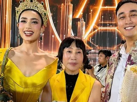 Mẹ ruột tiết lộ về hoa hậu Emoura Phạm và bất ngờ về chiếc váy đăng quang