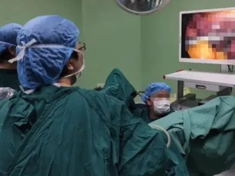 Bé gái 12 tuổi đi khám vì đau bụng, bác sĩ kiểm tra xong liền khuyên gia đình báo cảnh sát