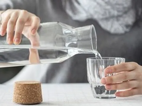 Uống nước ấm 60 độ suốt ngày, cô gái trẻ 20 tuổi đi khám nhận kết quả liền "bật khóc"