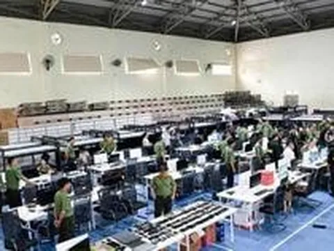 Nhóm lừa đảo xuyên quốc gia bị phát hiện vì... "quá ồn ào": Khám xét khẩn cấp đại bản doanh, tạm giữ 73 bộ máy tính, 134 ĐTDĐ, 34 USB