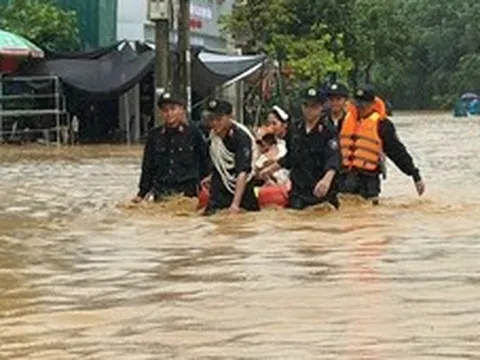 Cảnh sát ngâm mình trong nước sâu đưa người dân ra khỏi vùng ngập ở Lào Cai