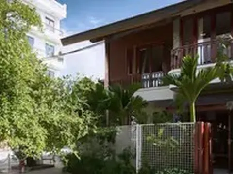 Mái ngói, hiên rộng cho nhà trong thành phố