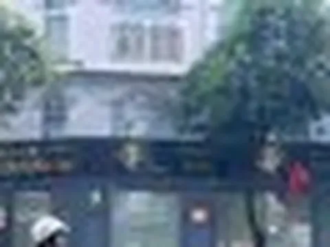 Tiệm kim cương đến hẹn mở hàng: Cửa đóng kín, bảng hiệu không bật, bên trong tối om