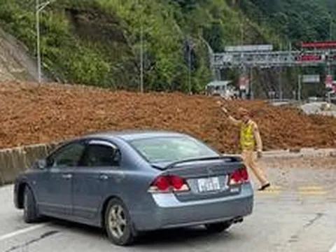 Khoảnh khắc đất đá tràn xuống đường dẫn cầu Móng Sến ở Lào Cai
