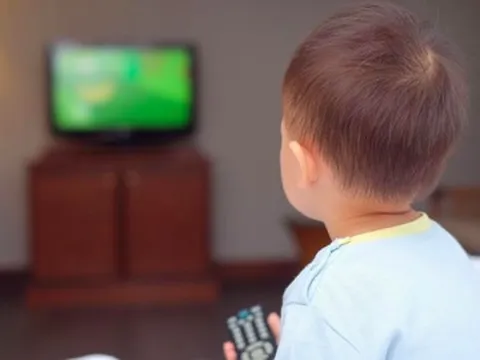 Bộ Y tế cảnh báo trẻ dưới 5 tuổi chỉ xem màn hình tối đa 1 giờ mỗi ngày