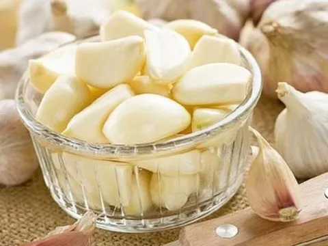 Ăn tỏi sống mỗi ngày, người đàn ông 28 tuổi bất ngờ khi đi khám
