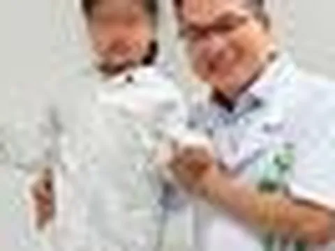 Bé 5 tuổi sinh ra có đủ ngón tay nhưng không thể cầm bút: Bác sĩ Việt "biến" ngón trỏ thành ngón cái và kết quả bất ngờ